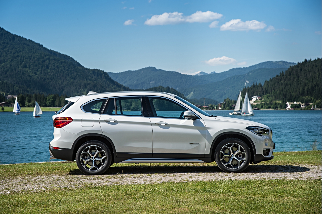 Autotest nieuwe BMW X1 met de xDrive25i en xDrive25d. De crossover transformeert tot SUV en is ook nog veel ruimer dan voorheen.