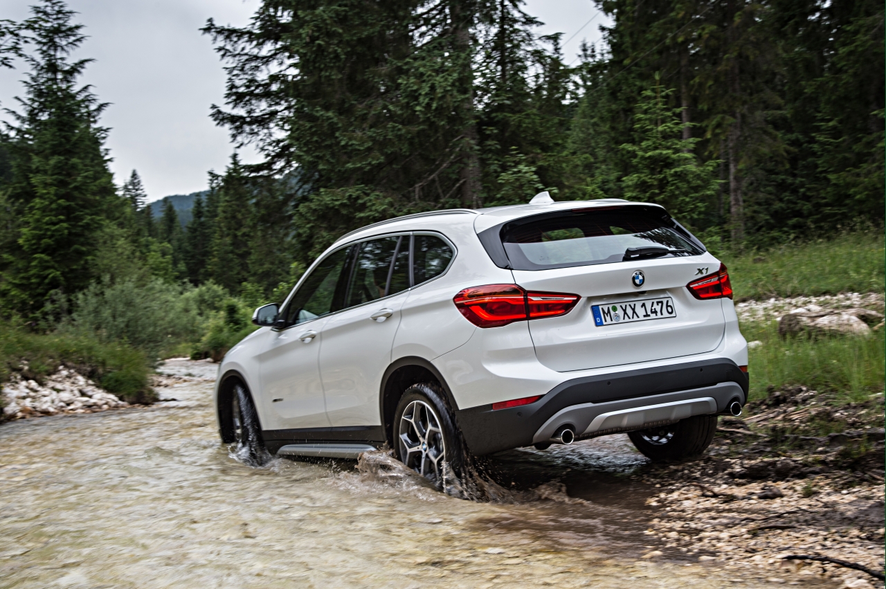 Autotest nieuwe BMW X1 met de xDrive25i en xDrive25d. De crossover transformeert tot SUV en is ook nog veel ruimer dan voorheen.