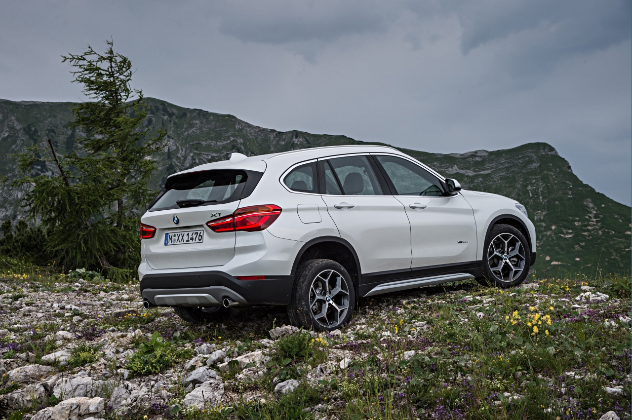 Autotest nieuwe BMW X1 met de xDrive25i en xDrive25d. De crossover transformeert tot SUV en is ook nog veel ruimer dan voorheen.