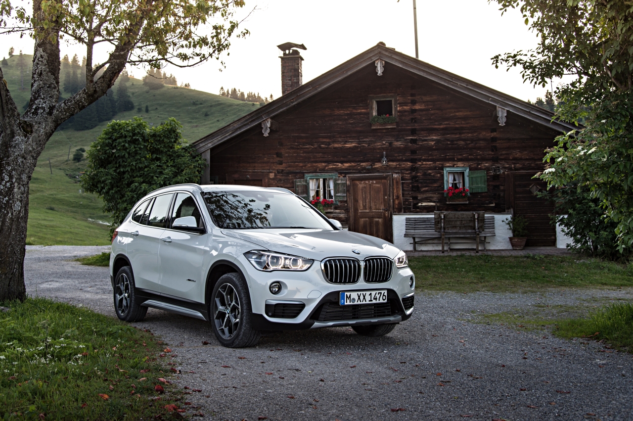 Autotest nieuwe BMW X1 met de xDrive25i en xDrive25d. De crossover transformeert tot SUV en is ook nog veel ruimer dan voorheen.