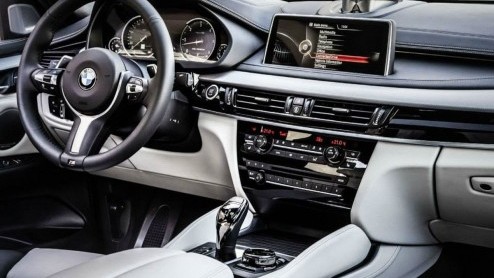 Via een Chinees kanaal zijn de eerste fotos van de tweede generatie BMW X6 vroegtijdig op het web beland. De nieuwe X6 vertoont uiteraard veel overeenkomsten met de huidige X5.