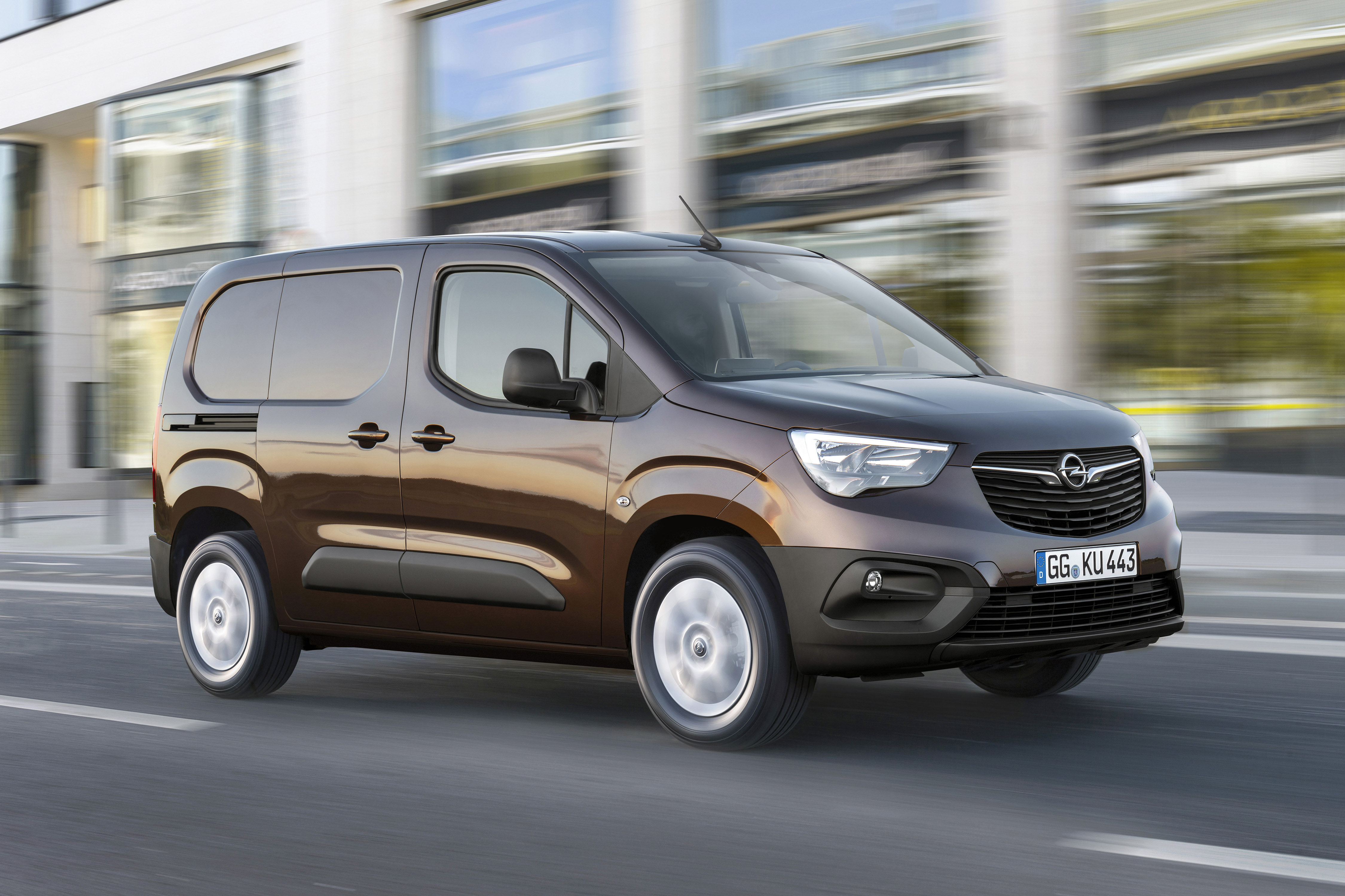 Opel brengt synchroon aan de Partner en Berlingo de nieuwe Combo bestelwagen.