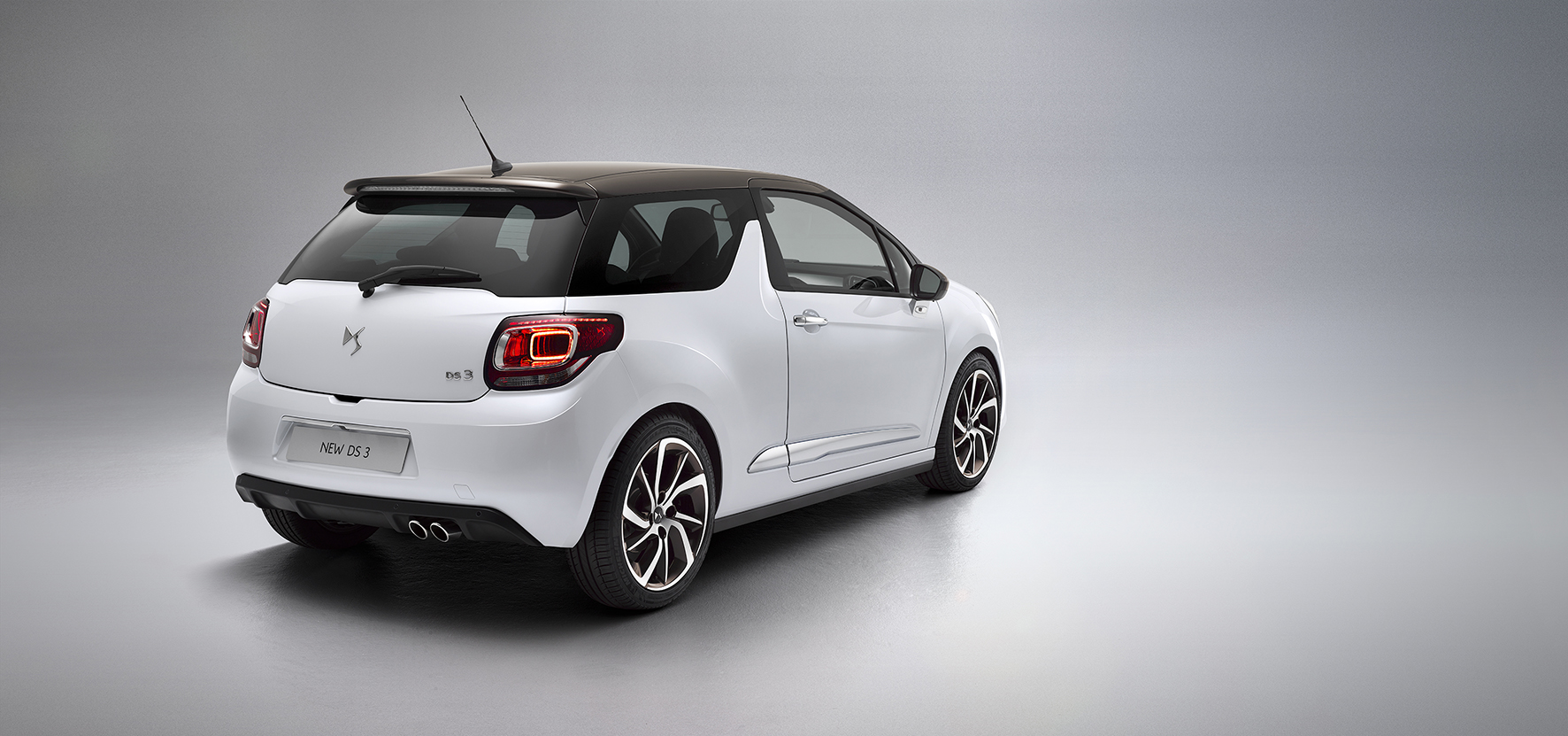 DS introduceert de nieuwe DS 3 met een echte facelift. Vanaf 2016 heet de DS3 Racing voortaan DS3 Performance en die is nog sneller.
