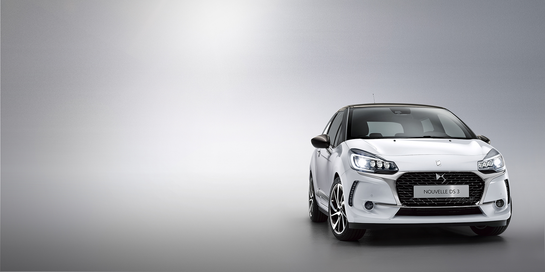DS introduceert de nieuwe DS 3 met een echte facelift. Vanaf 2016 heet de DS3 Racing voortaan DS3 Performance en die is nog sneller.