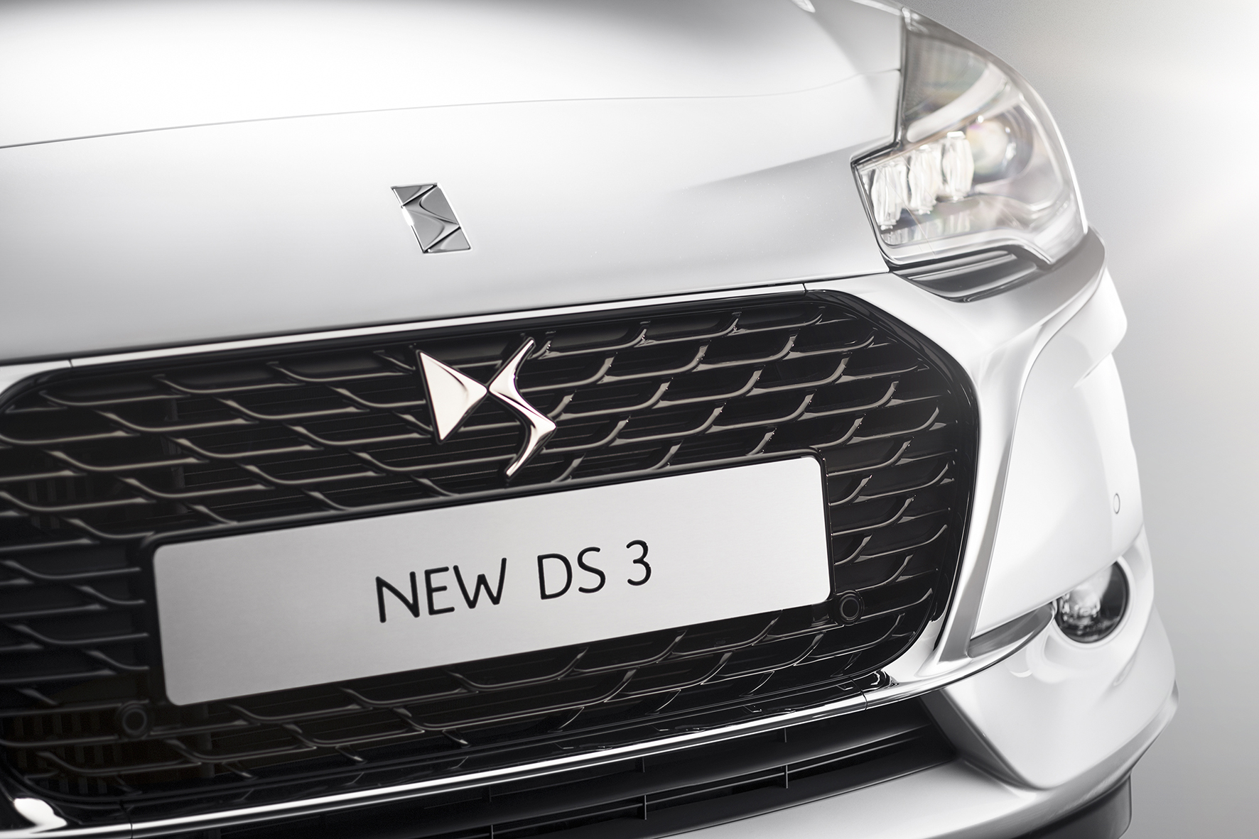 DS introduceert de nieuwe DS 3 met een echte facelift. Vanaf 2016 heet de DS3 Racing voortaan DS3 Performance en die is nog sneller.