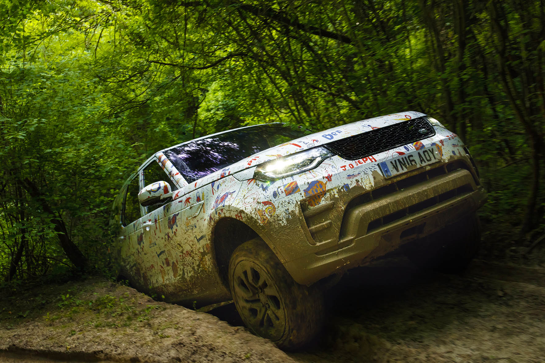 De nieuwe Land Rover Discovery laat zijn voorkant door dunne camouflage heen zien. Hij wijkt iets af van de eerder onthulde voorkant. Was dat dan een sportversie?