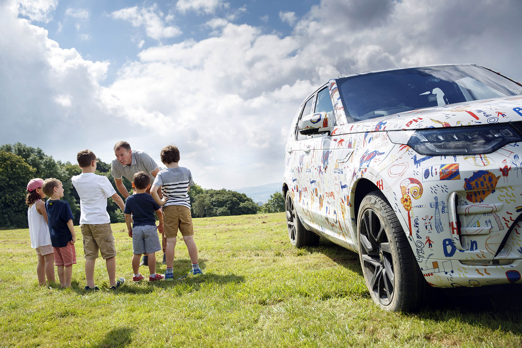 De nieuwe Land Rover Discovery laat zijn voorkant door dunne camouflage heen zien. Hij wijkt iets af van de eerder onthulde voorkant. Was dat dan een sportversie?