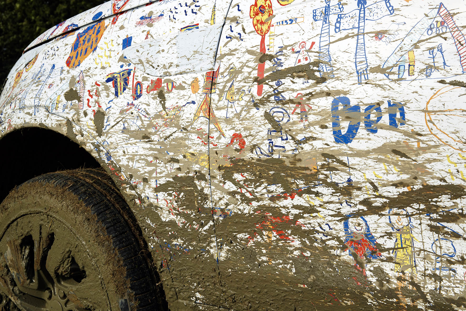 De nieuwe Land Rover Discovery laat zijn voorkant door dunne camouflage heen zien. Hij wijkt iets af van de eerder onthulde voorkant. Was dat dan een sportversie?