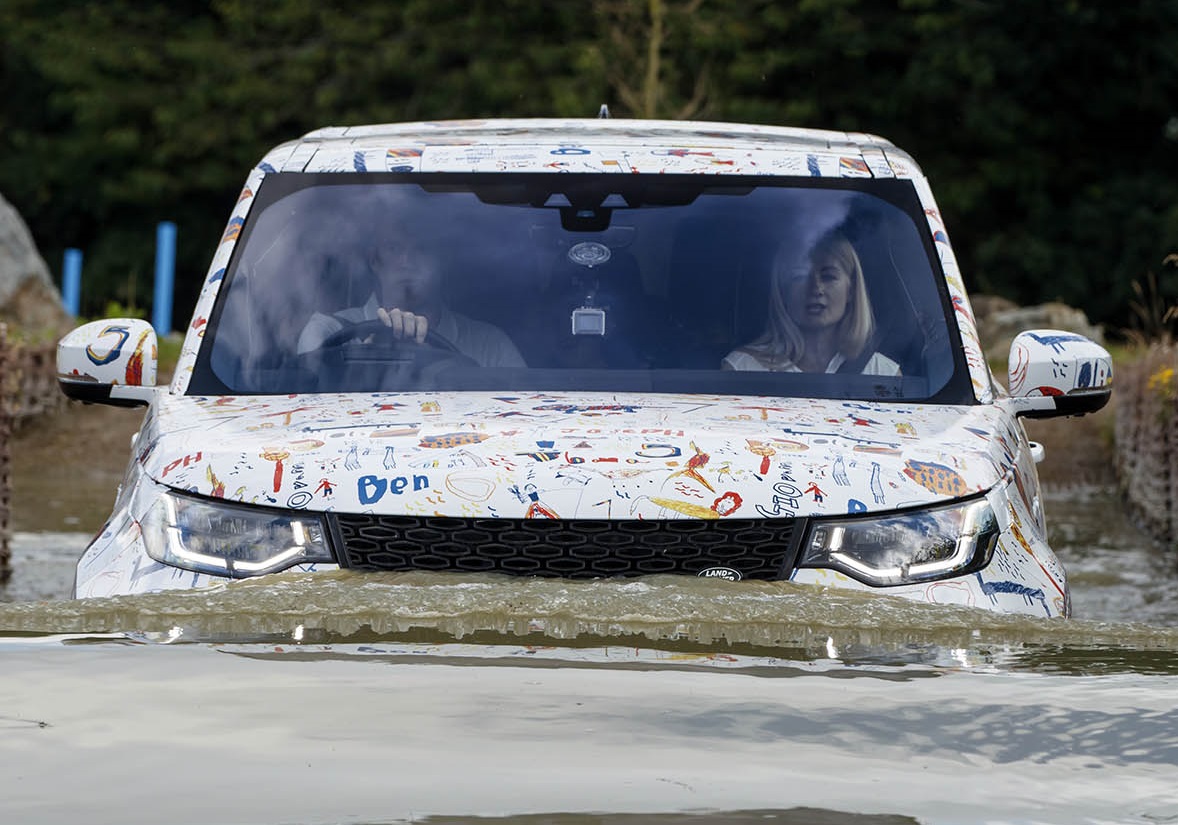 De nieuwe Land Rover Discovery laat zijn voorkant door dunne camouflage heen zien. Hij wijkt iets af van de eerder onthulde voorkant. Was dat dan een sportversie?