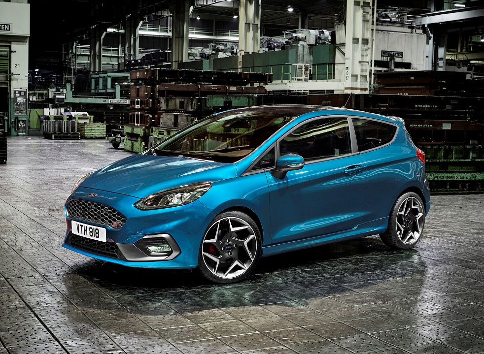 Ford heeft nu ook de sportieve topversie van de nieuwe Fiesta onthuld. Over het algemeen is de nieuwe generatie Fiesta een evolutie, maar onder de kap huist een kleine revolutie?