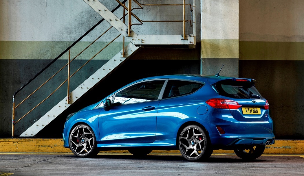 Ford heeft nu ook de sportieve topversie van de nieuwe Fiesta onthuld. Over het algemeen is de nieuwe generatie Fiesta een evolutie, maar onder de kap huist een kleine revolutie?