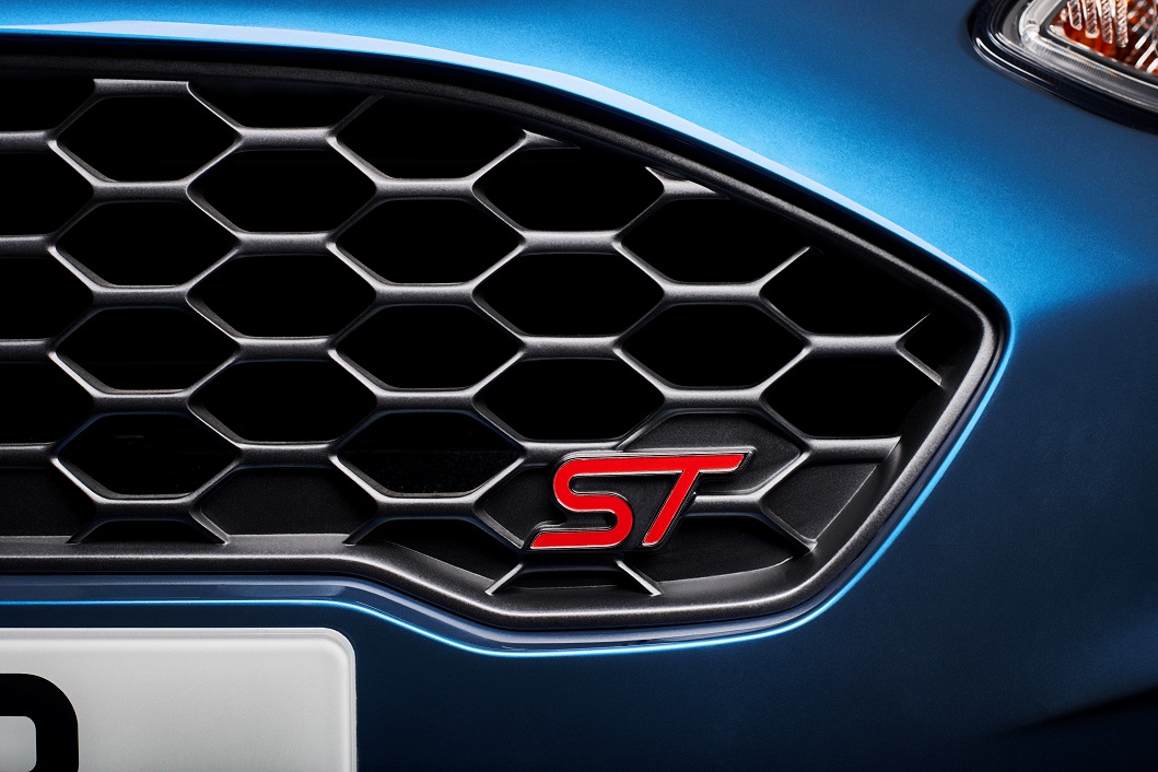 Ford heeft nu ook de sportieve topversie van de nieuwe Fiesta onthuld. Over het algemeen is de nieuwe generatie Fiesta een evolutie, maar onder de kap huist een kleine revolutie?