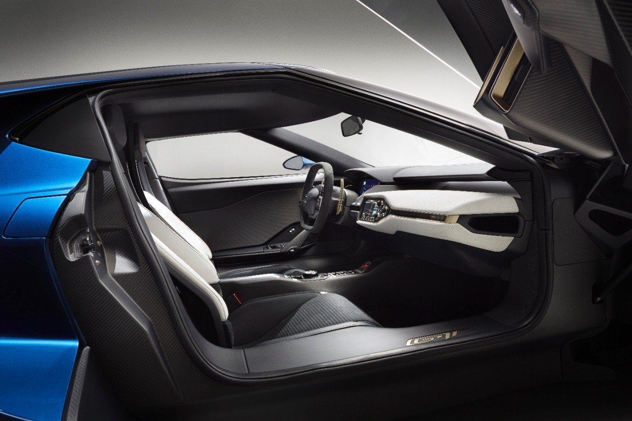 Ford steelt in Detroit de show met de nieuwe Ford GT EcoBoost V6 supercar, die in 2016 in productie gaat.