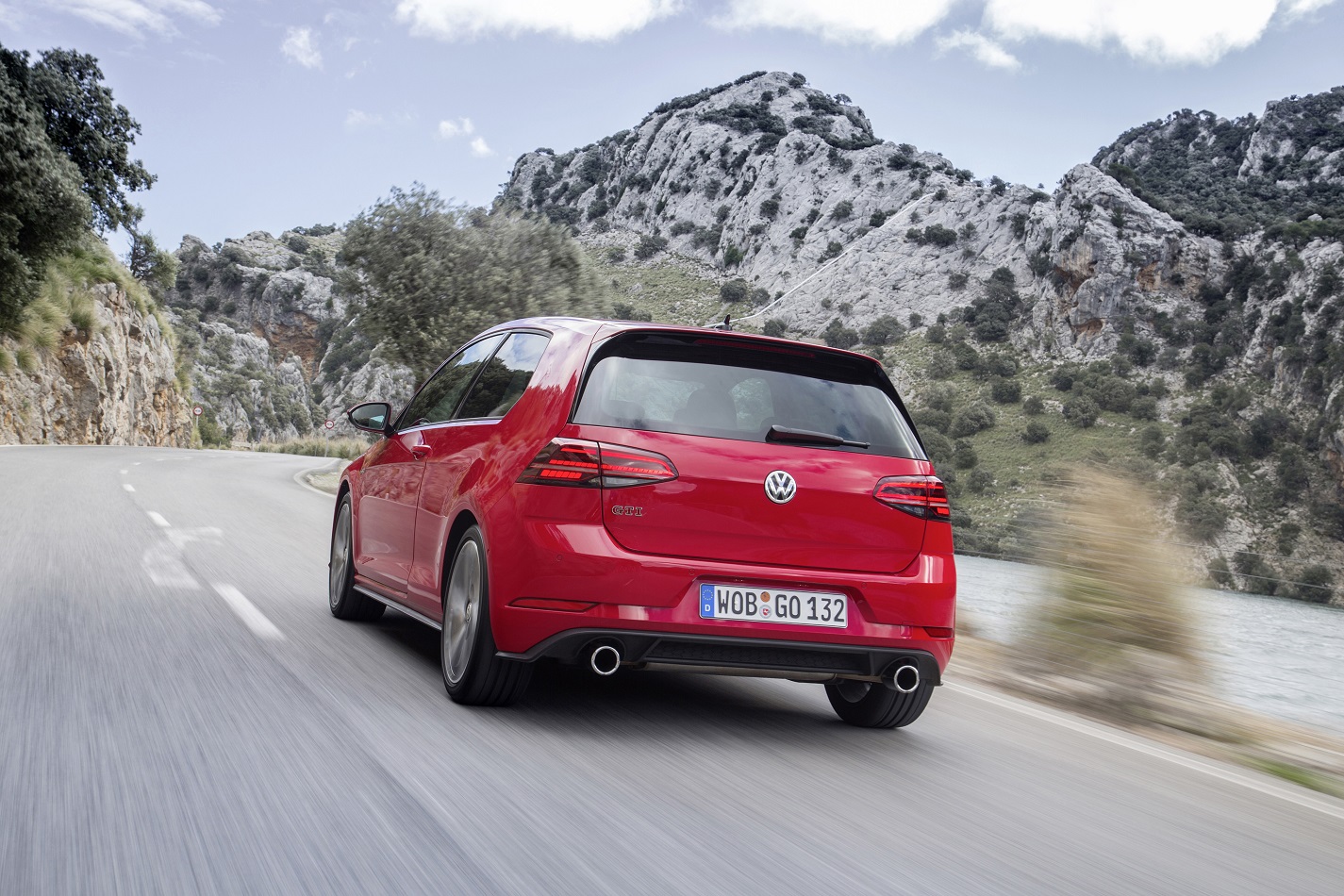 Volkswagen voegt een nieuwe sportieve uitvoering toe aan het Golf-aanbod: de GTI Performance. De auto wordt net boven de GTI gepositioneerd en de vanafprijzen zijn al bekend.