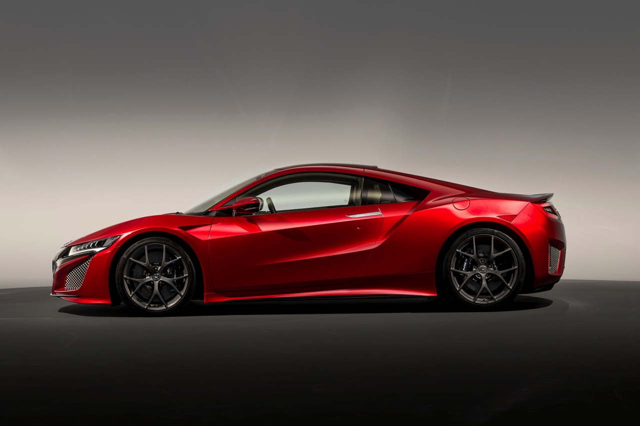 Prijzen Honda NSX vliegen voor Nederland over de 200.000 euro. In april 2016 opent Honda de orderboeken en de introductie in Nederland vindt plaats vanaf de herfst.