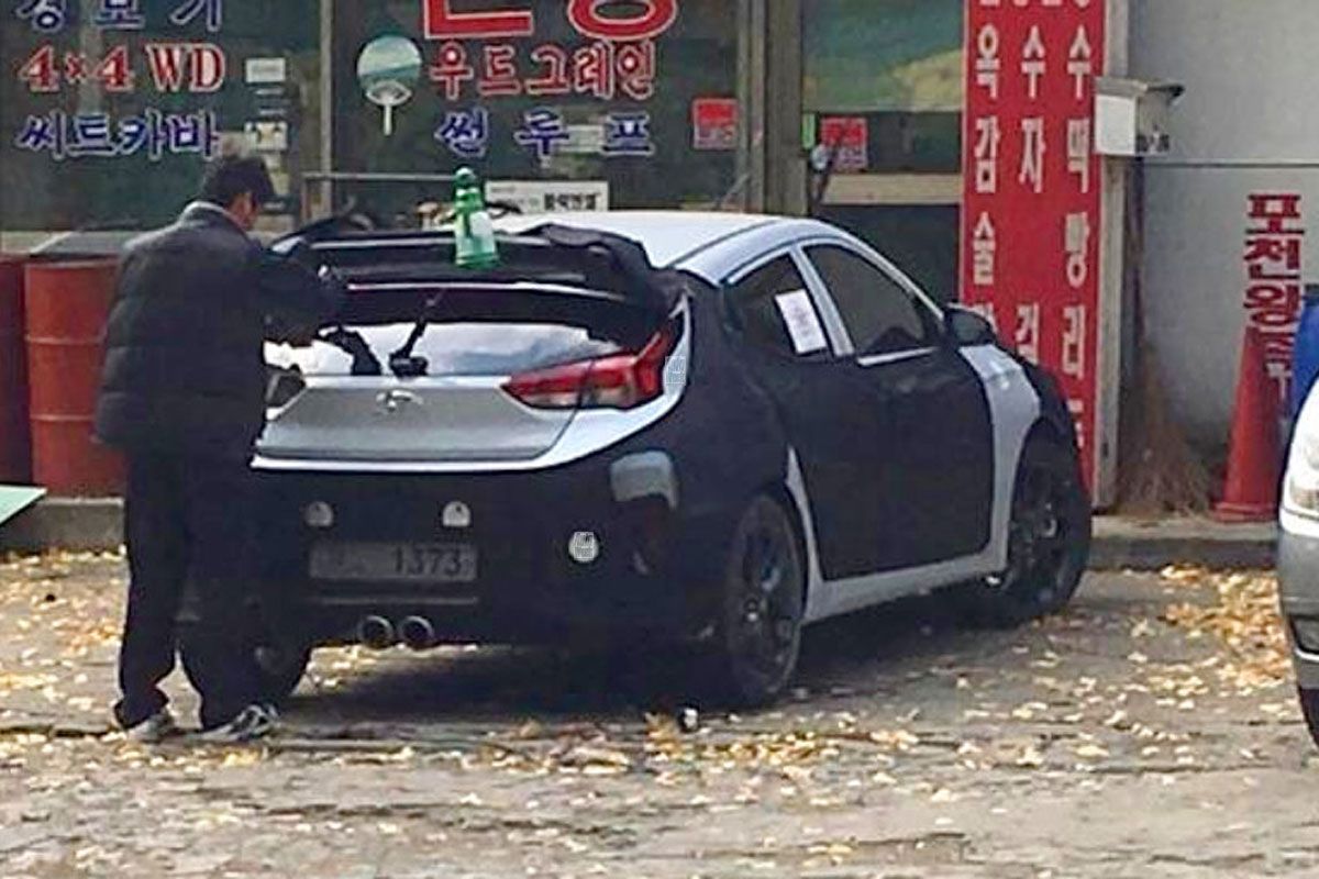 De Hyundai Veloster krijgt over niet al te lange tijd een opvolger. Het eerste testexemplaar is met vrij weinig camouflage gespot!