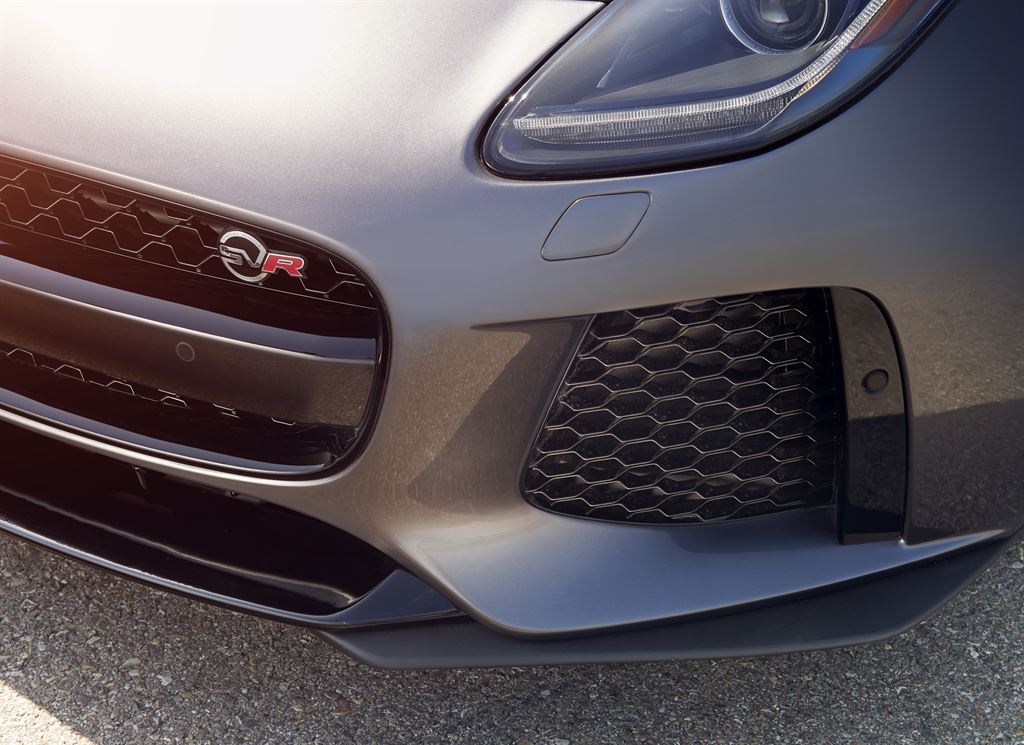 De Jaguar F-Type SVR is met zijn 575 pk en sportieve DNA een supercar in roadsterformaat. Met nieuwe beelden en deze video komen we alvast in de stemming.
