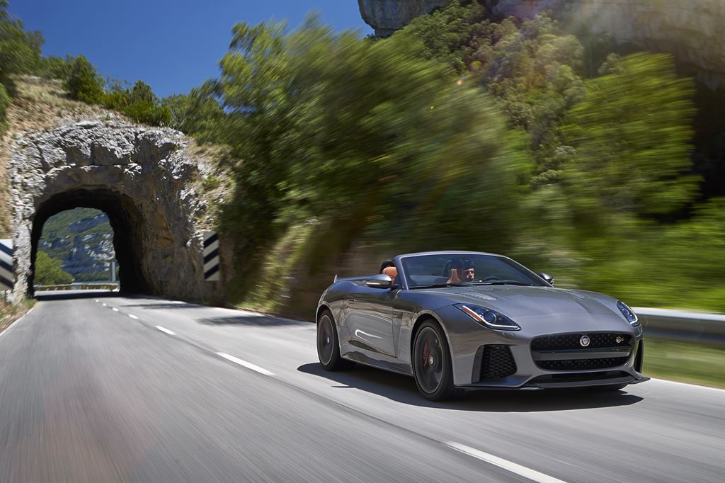 De Jaguar F-Type SVR is met zijn 575 pk en sportieve DNA een supercar in roadsterformaat. Met nieuwe beelden en deze video komen we alvast in de stemming.