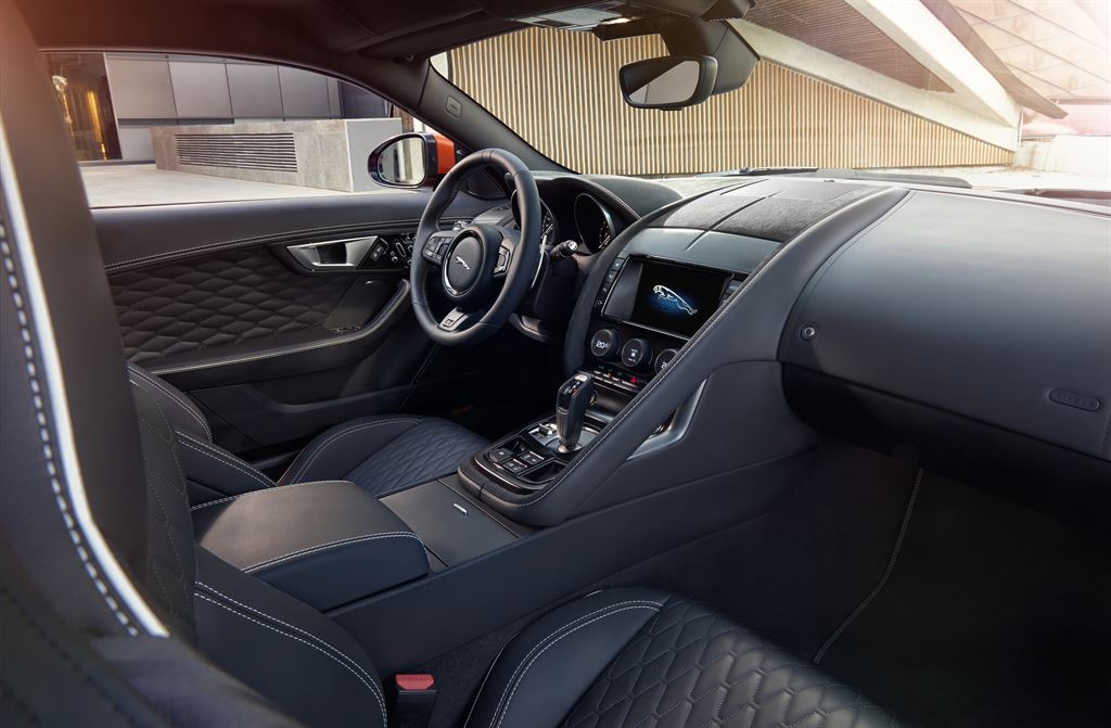 De Jaguar F-Type SVR is met zijn 575 pk en sportieve DNA een supercar in roadsterformaat. Met nieuwe beelden en deze video komen we alvast in de stemming.