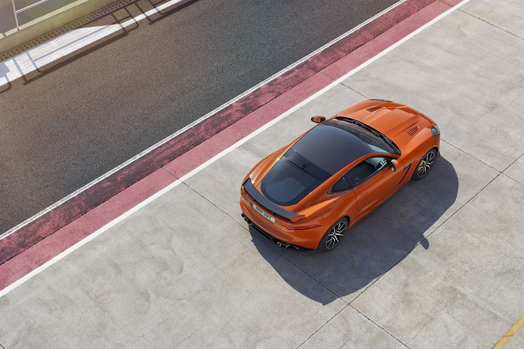 De Jaguar F-Type SVR is met zijn 575 pk en sportieve DNA een supercar in roadsterformaat. Met nieuwe beelden en deze video komen we alvast in de stemming.