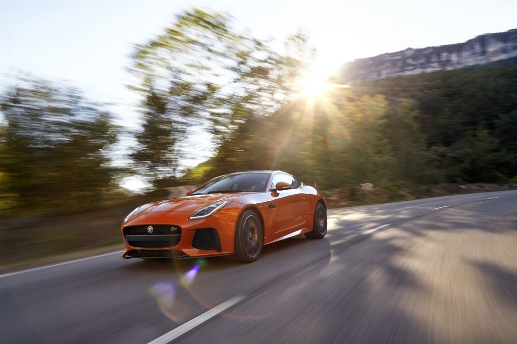 De Jaguar F-Type SVR is met zijn 575 pk en sportieve DNA een supercar in roadsterformaat. Met nieuwe beelden en deze video komen we alvast in de stemming.