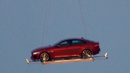 Nieuwe Jaguar sport sedan heet Jaguar XE. Introductie in 2015 en verkrijgbaar met nieuwe motoren.