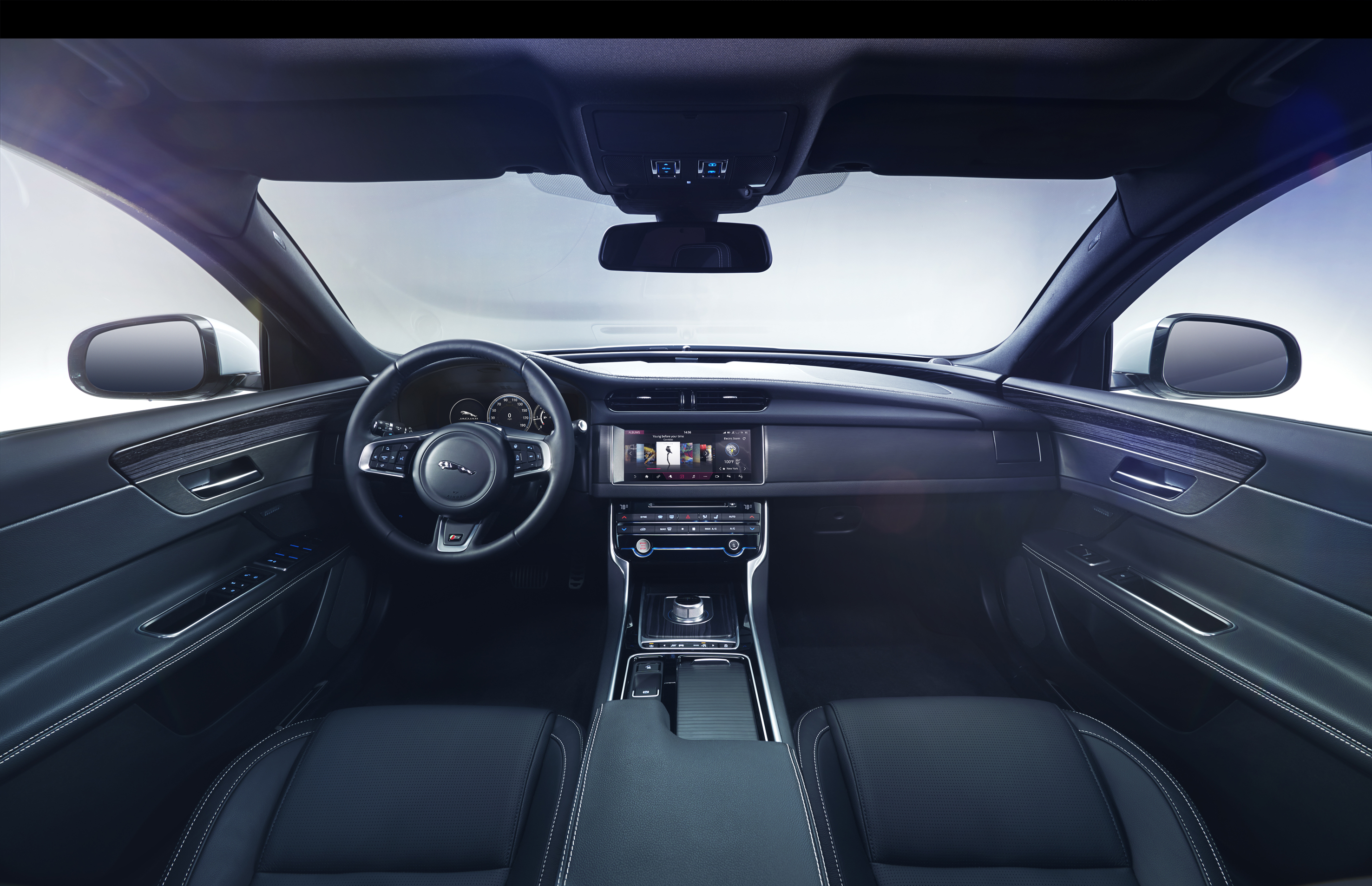 Jaguar toont de nieuwe XF op de New York Auto Show, maar precies een week voor zijn debuut op die show krijgt de auto een spectaculaire onthulling in Londen. Vandaag laat Jaguar het interieur al zien.