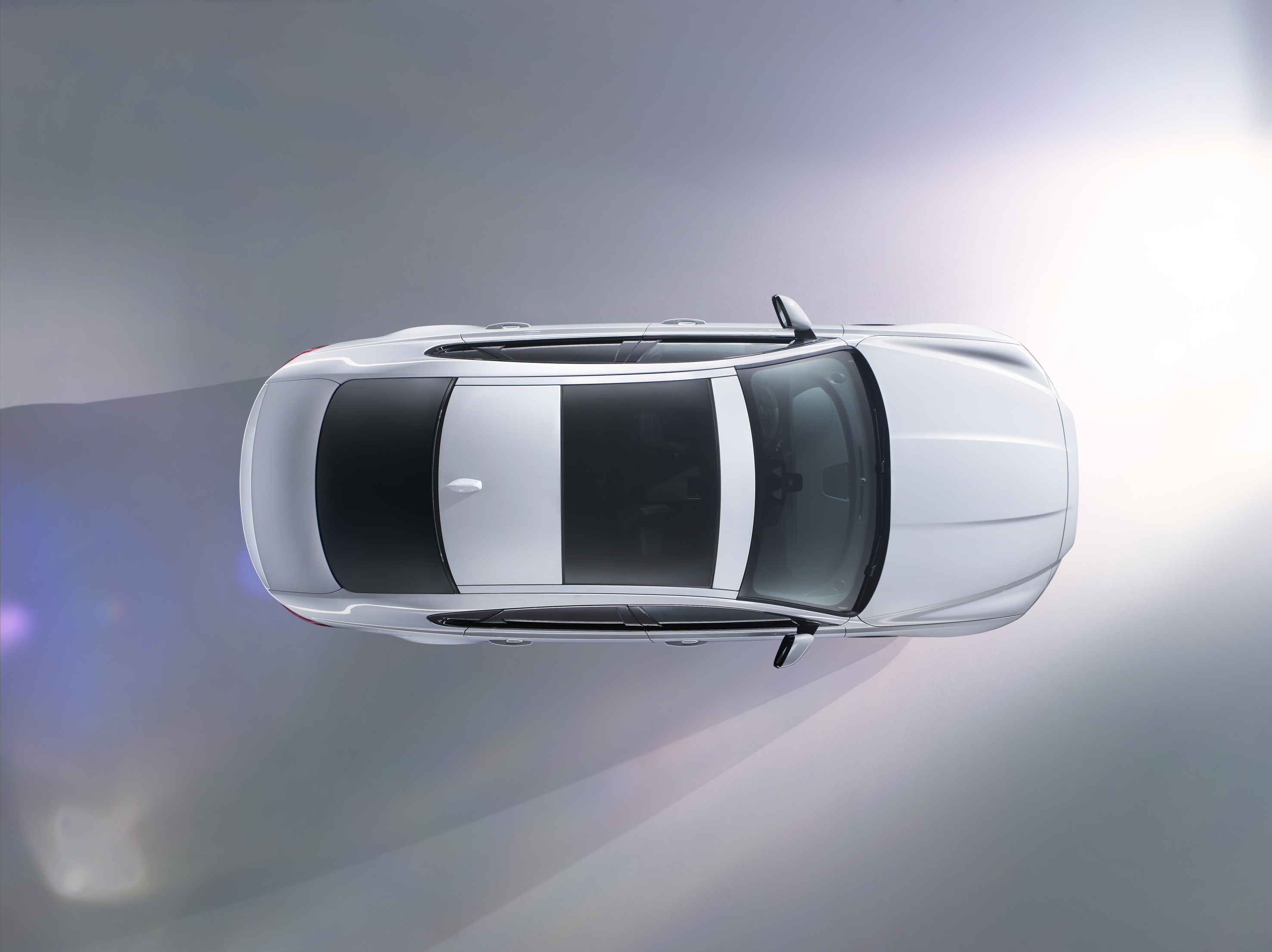 Jaguar toont de nieuwe XF op de New York Auto Show, maar precies een week voor zijn debuut op die show krijgt de auto een spectaculaire onthulling in Londen. Vandaag laat Jaguar het interieur al zien.