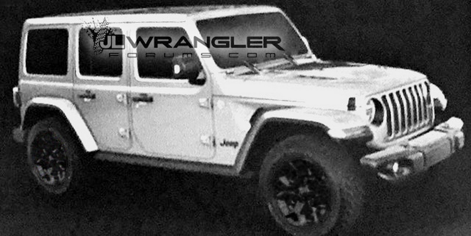 Op het internet zijn beelden beland van de nieuwe Jeep Wrangler. De auto blijkt inderdaad een evolutie van het huidige model, waarbij de grootste wijzigingen onderhuids te vinden zijn.