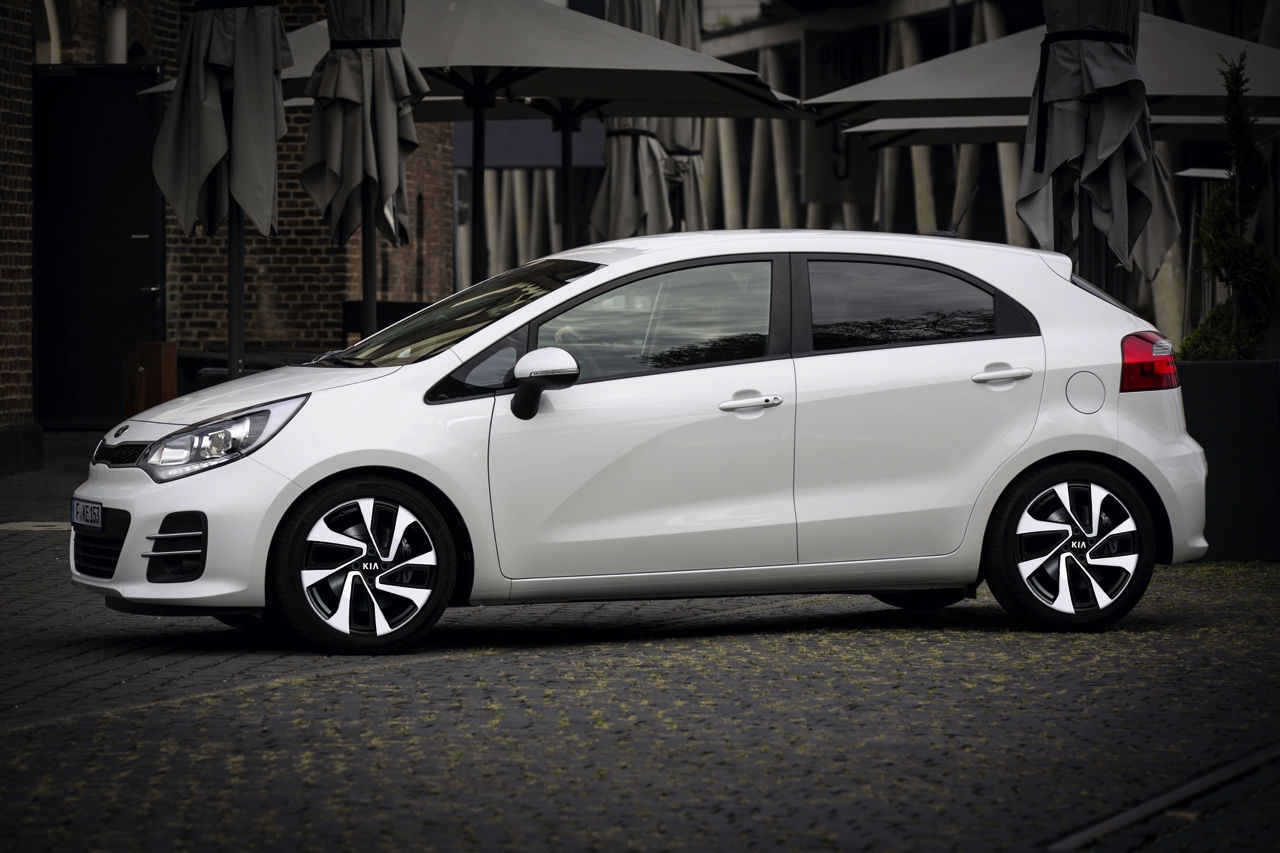 Nieuwe uitvoeringen en prijzen van de Kia Rio in 2015.