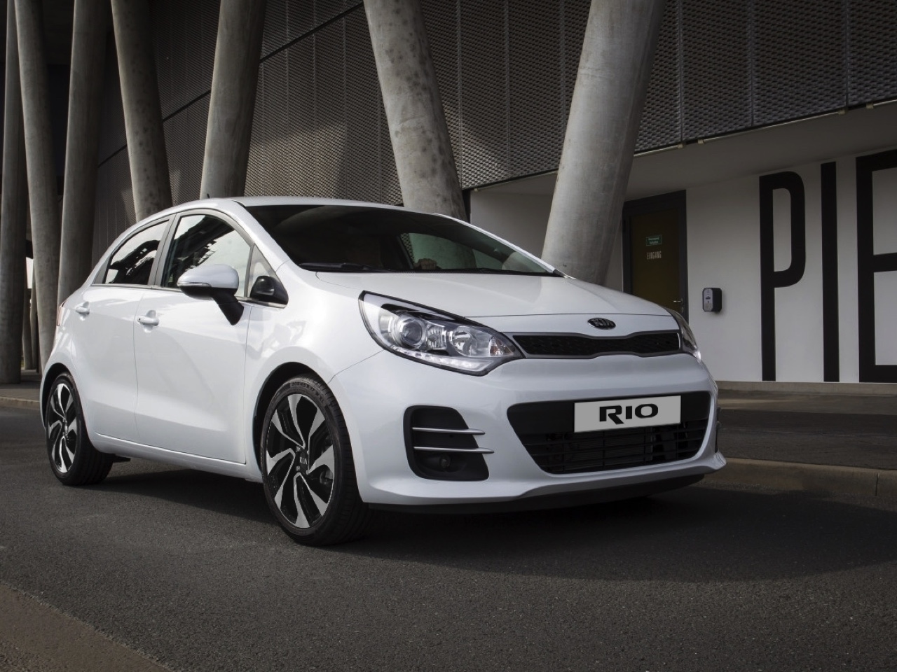Nieuwe uitvoeringen en prijzen van de Kia Rio in 2015.