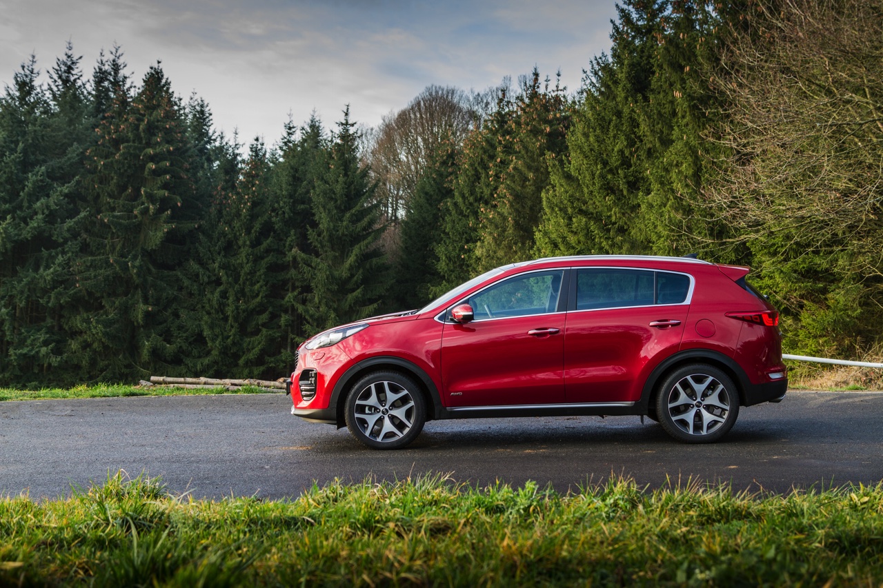 Autotest nieuwe Kia Sportage. Kia introduceert een nieuwe Sportage en in deze rijtest voelen we de 1.6 T-GDI, 1.7 CDRi en 2.0 CRDi aan de tand.