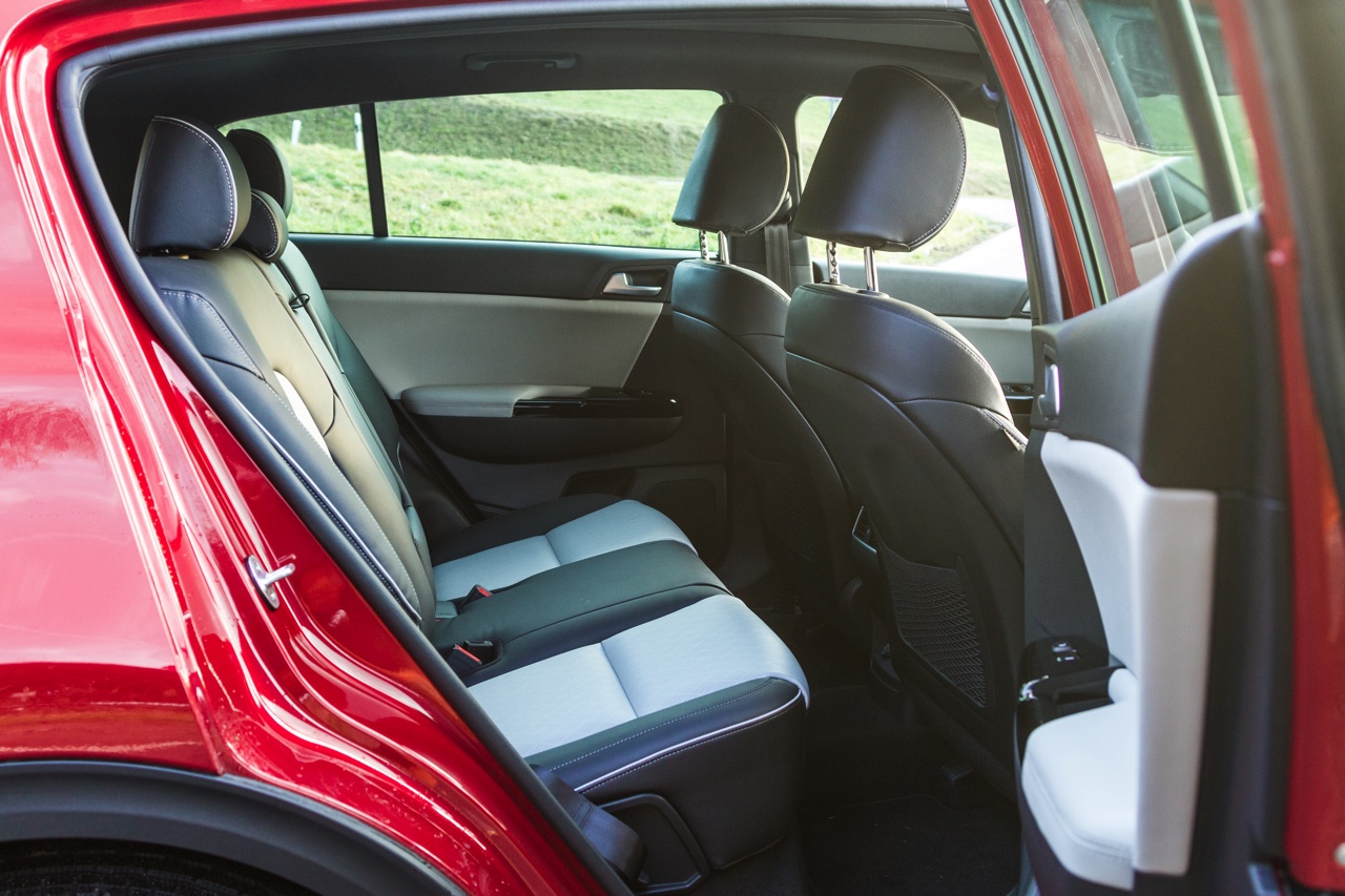 Autotest nieuwe Kia Sportage. Kia introduceert een nieuwe Sportage en in deze rijtest voelen we de 1.6 T-GDI, 1.7 CDRi en 2.0 CRDi aan de tand.
