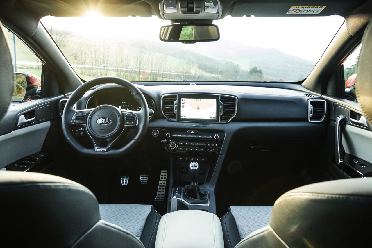Autotest nieuwe Kia Sportage. Kia introduceert een nieuwe Sportage en in deze rijtest voelen we de 1.6 T-GDI, 1.7 CDRi en 2.0 CRDi aan de tand.