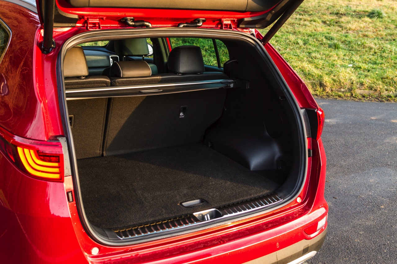 Autotest nieuwe Kia Sportage. Kia introduceert een nieuwe Sportage en in deze rijtest voelen we de 1.6 T-GDI, 1.7 CDRi en 2.0 CRDi aan de tand.