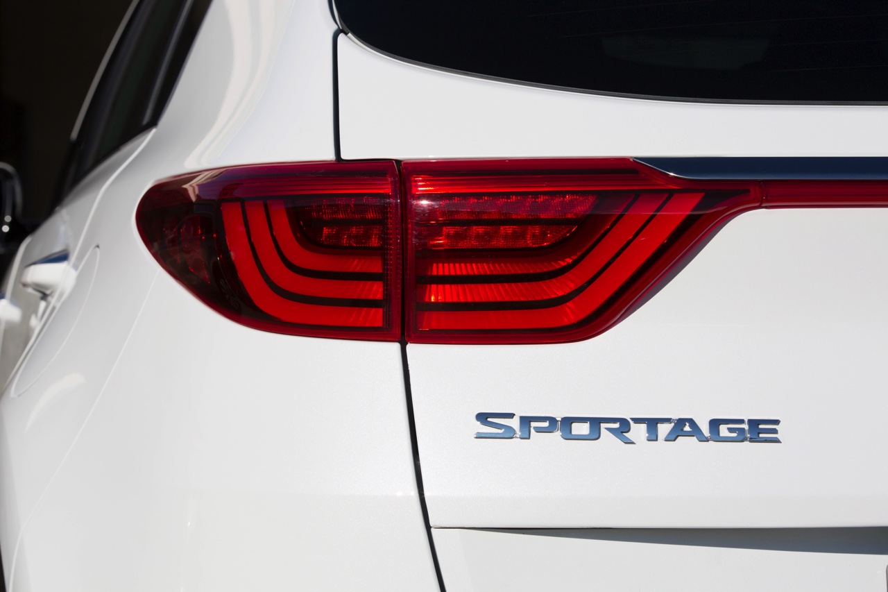 Autotest nieuwe Kia Sportage. Kia introduceert een nieuwe Sportage en in deze rijtest voelen we de 1.6 T-GDI, 1.7 CDRi en 2.0 CRDi aan de tand.