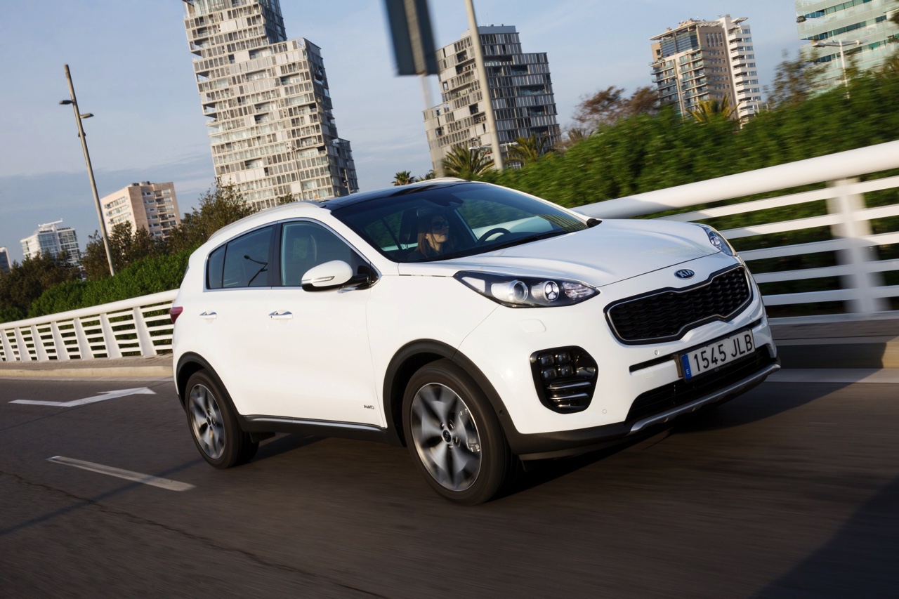 Autotest nieuwe Kia Sportage. Kia introduceert een nieuwe Sportage en in deze rijtest voelen we de 1.6 T-GDI, 1.7 CDRi en 2.0 CRDi aan de tand.