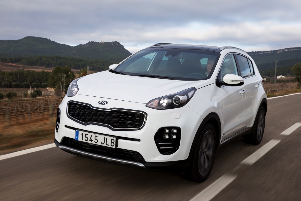 Autotest nieuwe Kia Sportage. Kia introduceert een nieuwe Sportage en in deze rijtest voelen we de 1.6 T-GDI, 1.7 CDRi en 2.0 CRDi aan de tand.