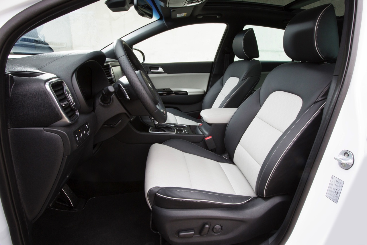 Autotest nieuwe Kia Sportage. Kia introduceert een nieuwe Sportage en in deze rijtest voelen we de 1.6 T-GDI, 1.7 CDRi en 2.0 CRDi aan de tand.