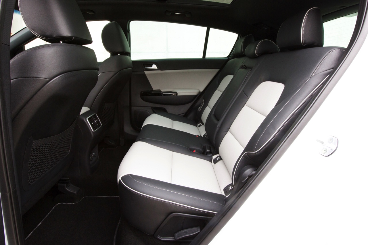 Autotest nieuwe Kia Sportage. Kia introduceert een nieuwe Sportage en in deze rijtest voelen we de 1.6 T-GDI, 1.7 CDRi en 2.0 CRDi aan de tand.