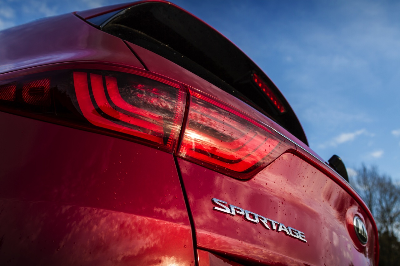 Autotest nieuwe Kia Sportage. Kia introduceert een nieuwe Sportage en in deze rijtest voelen we de 1.6 T-GDI, 1.7 CDRi en 2.0 CRDi aan de tand.