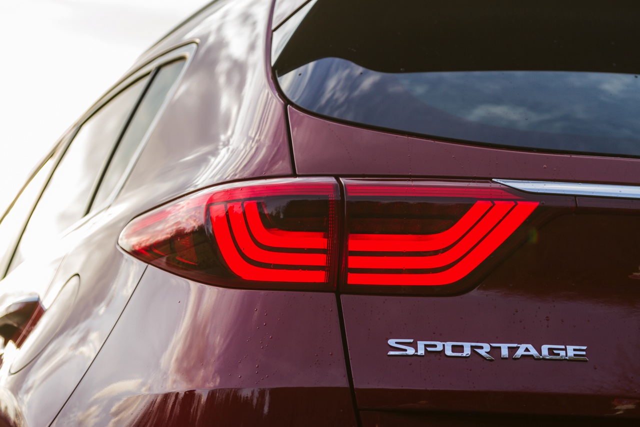Autotest nieuwe Kia Sportage. Kia introduceert een nieuwe Sportage en in deze rijtest voelen we de 1.6 T-GDI, 1.7 CDRi en 2.0 CRDi aan de tand.