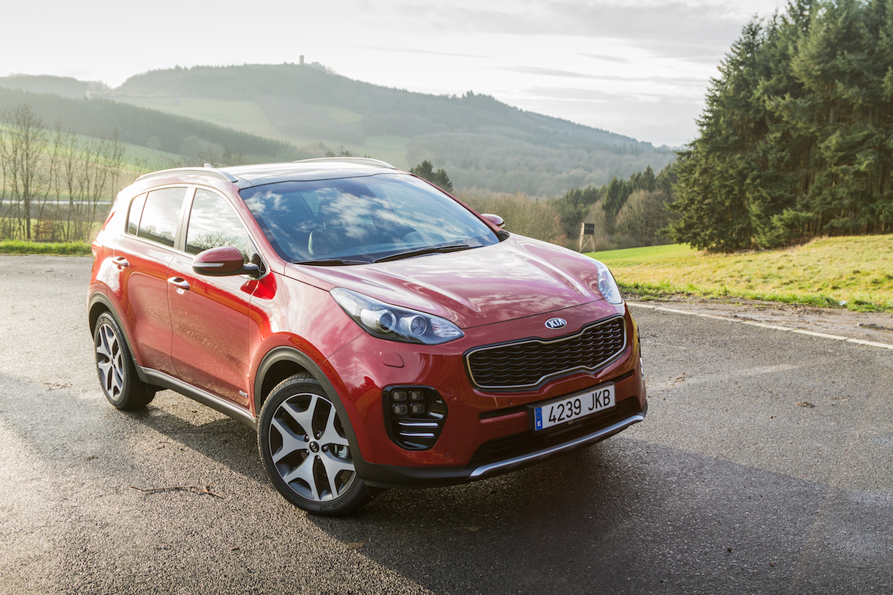 Autotest nieuwe Kia Sportage. Kia introduceert een nieuwe Sportage en in deze rijtest voelen we de 1.6 T-GDI, 1.7 CDRi en 2.0 CRDi aan de tand.