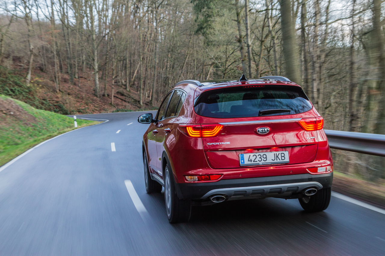 Autotest nieuwe Kia Sportage. Kia introduceert een nieuwe Sportage en in deze rijtest voelen we de 1.6 T-GDI, 1.7 CDRi en 2.0 CRDi aan de tand.