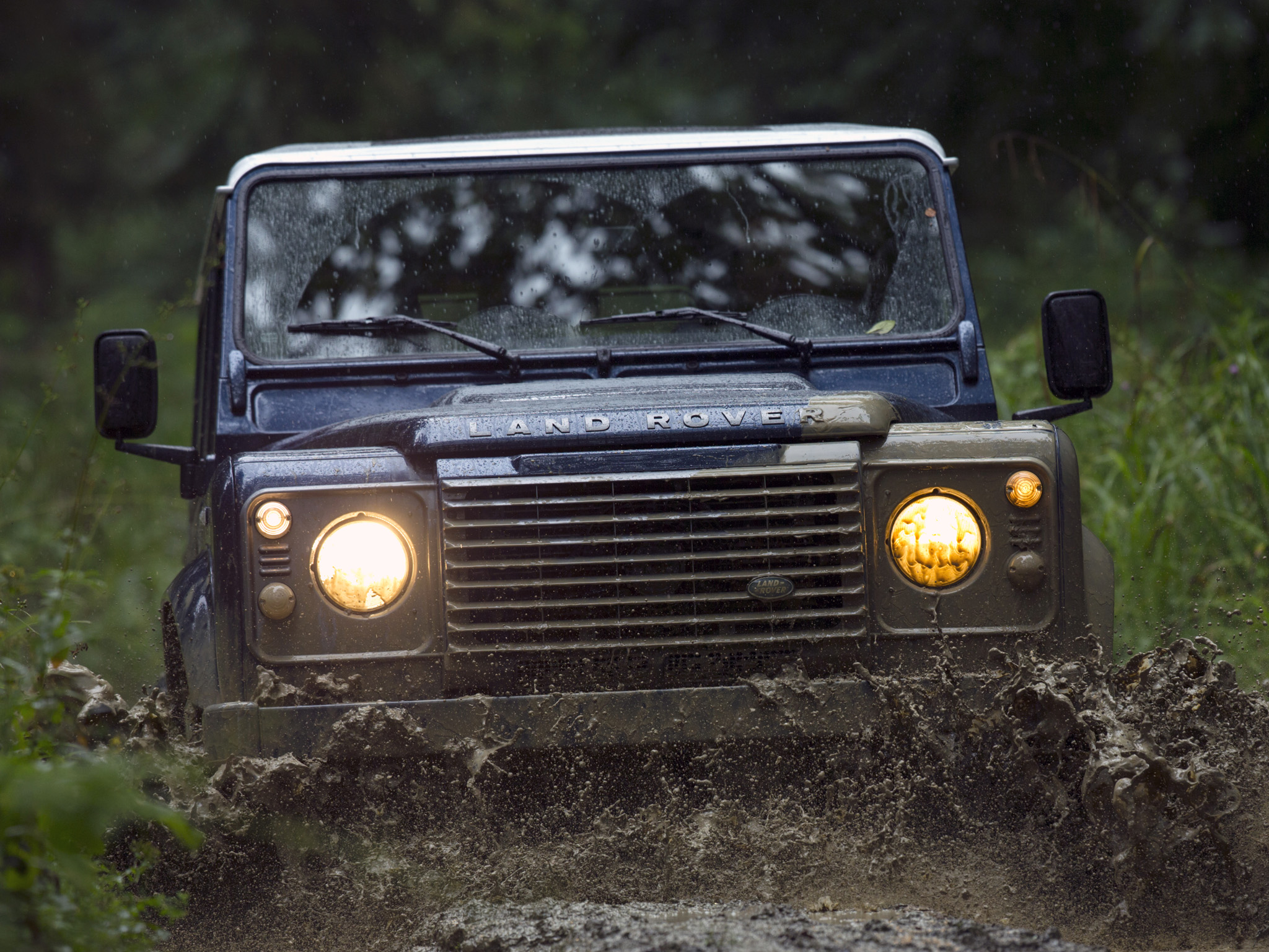 Het wordt een druk jaar voor Land Rover. Dit jaar wordt naast de nieuwe Discovery namelijk ook de nieuwe Defender gepresenteerd. Dat vertelt marketingdirecteur van Land Rover, Phil Popham, aan AutoVan