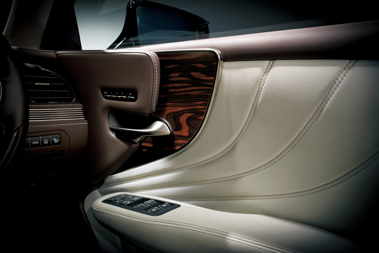 De nieuwe Lexus LS 500h heeft een prijs en zal vanaf half december worden geleverd.