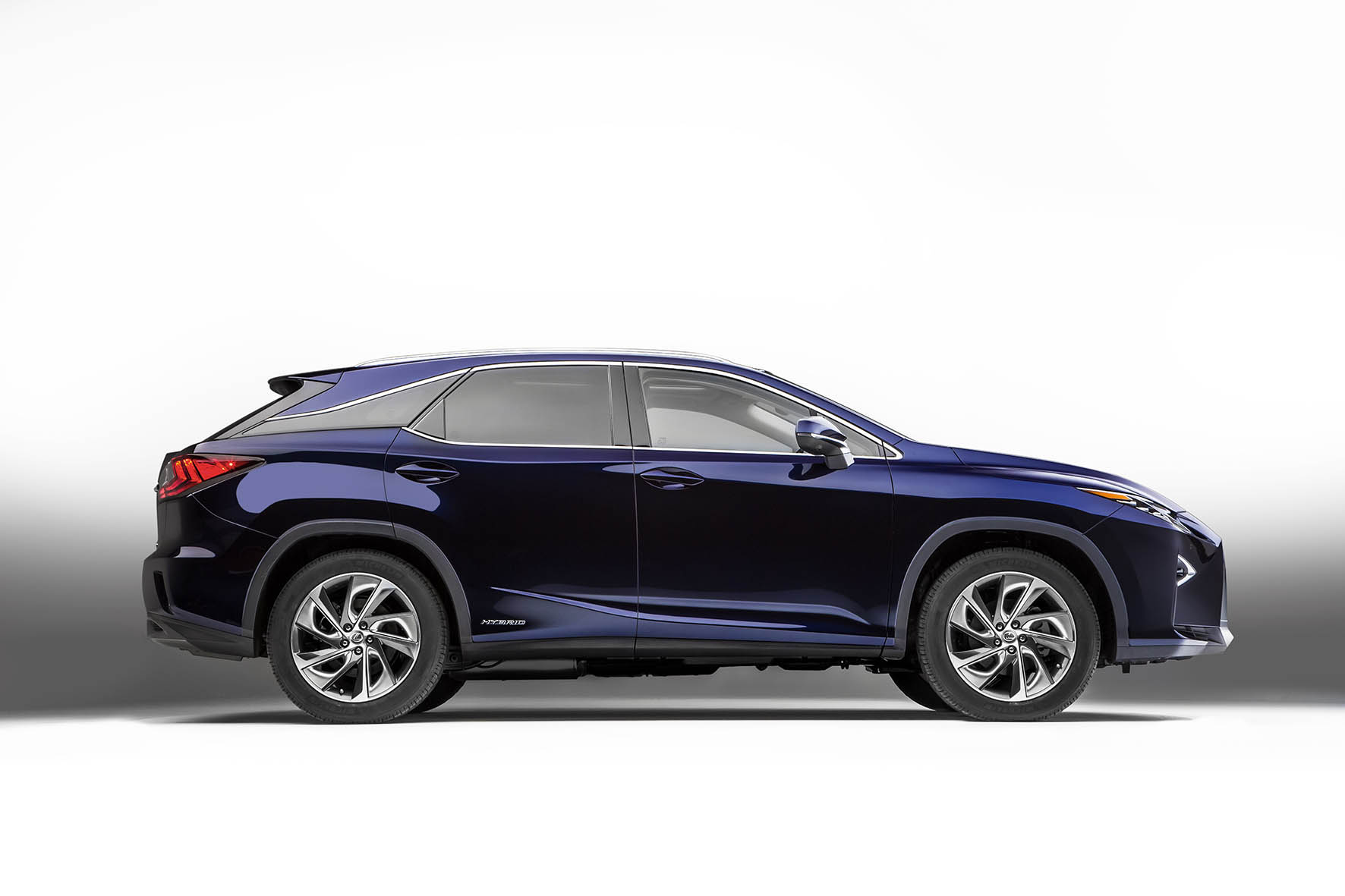 Uitvoeringen en prijzen nieuwe Lexus RX450h bekend gemaakt. De hybride SUV staat rond de jaarwisseling bij de dealer.
