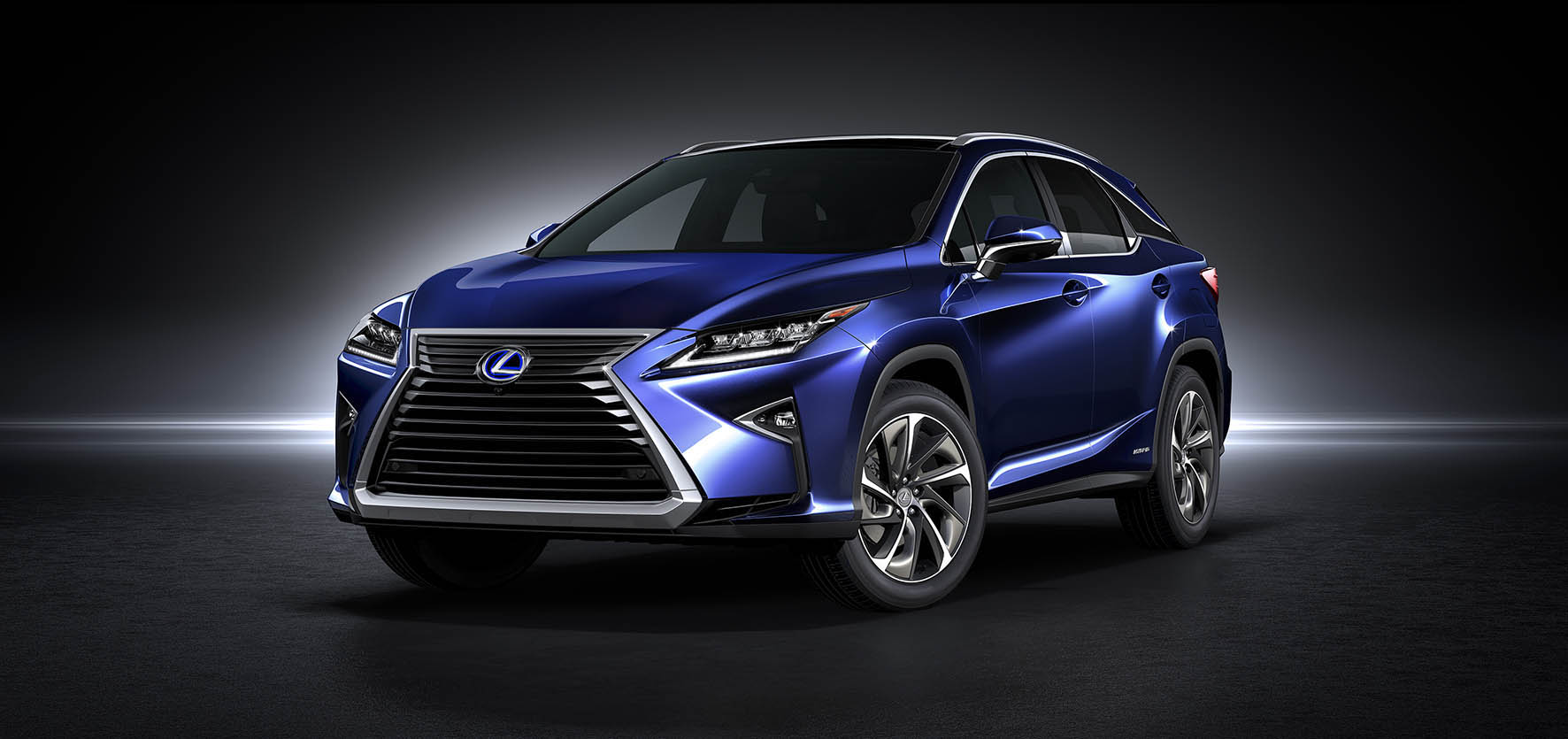 Uitvoeringen en prijzen nieuwe Lexus RX450h bekend gemaakt. De hybride SUV staat rond de jaarwisseling bij de dealer.