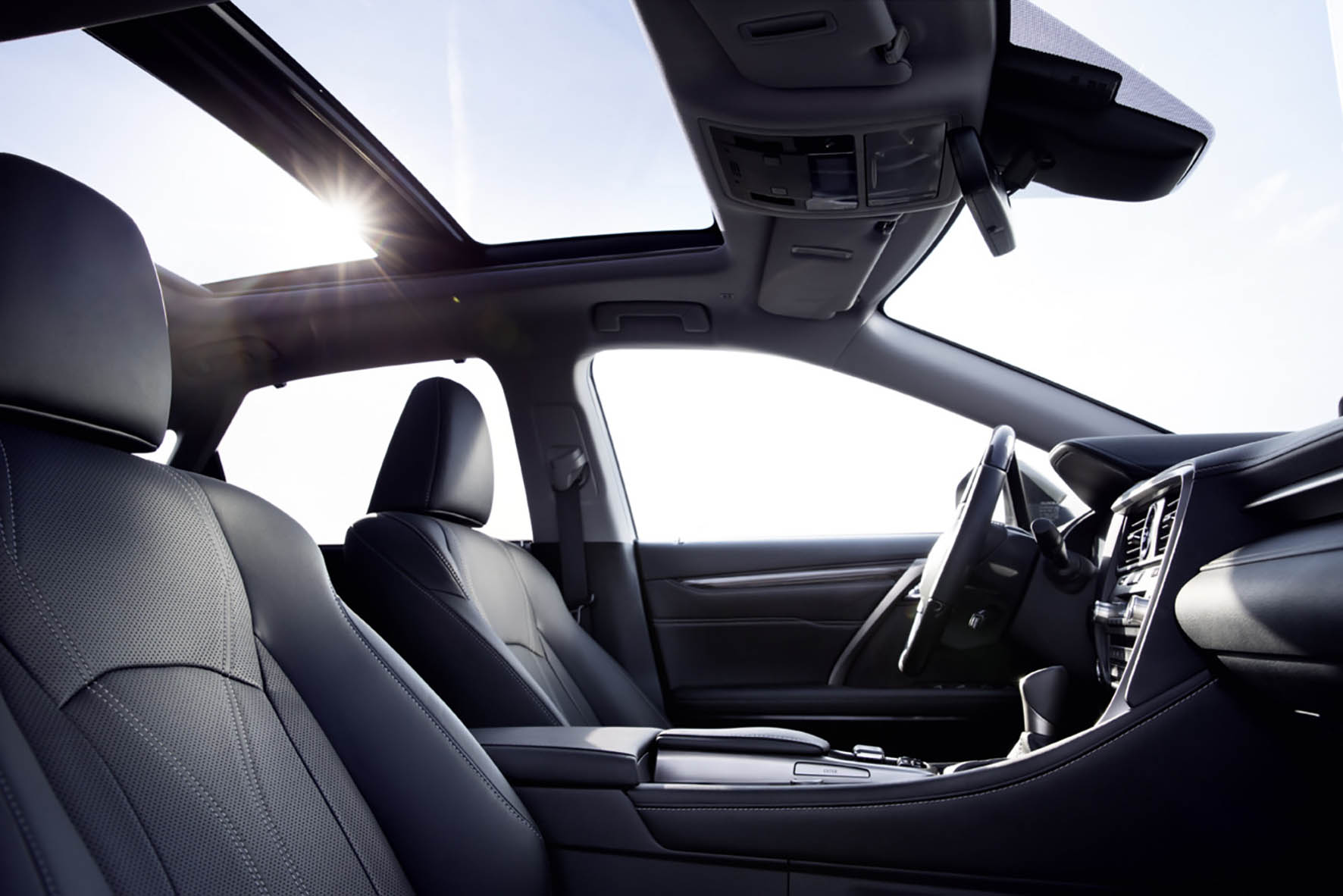 Uitvoeringen en prijzen nieuwe Lexus RX450h bekend gemaakt. De hybride SUV staat rond de jaarwisseling bij de dealer.