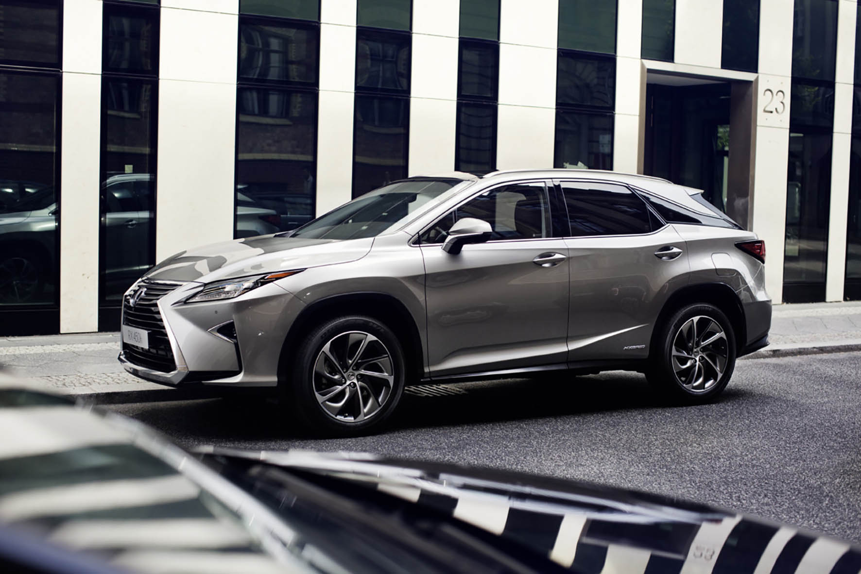 Uitvoeringen en prijzen nieuwe Lexus RX450h bekend gemaakt. De hybride SUV staat rond de jaarwisseling bij de dealer.